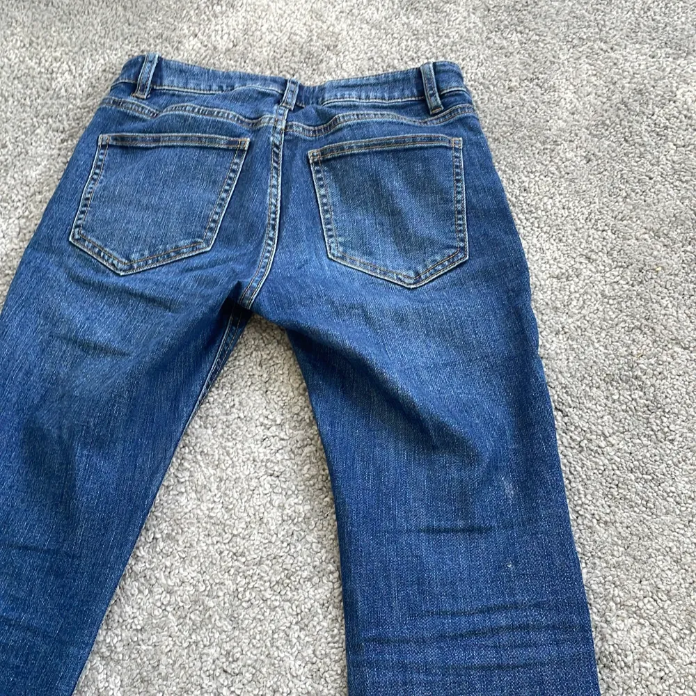 Super snygga bootcut jeans från Lindex ❤️ Säljer pga att det är för små❤️😚 De är jätte sköna❤️ Storlek 164💗 Står inte för frakten och postens slarv 🙌🏼☺️. Jeans & Byxor.