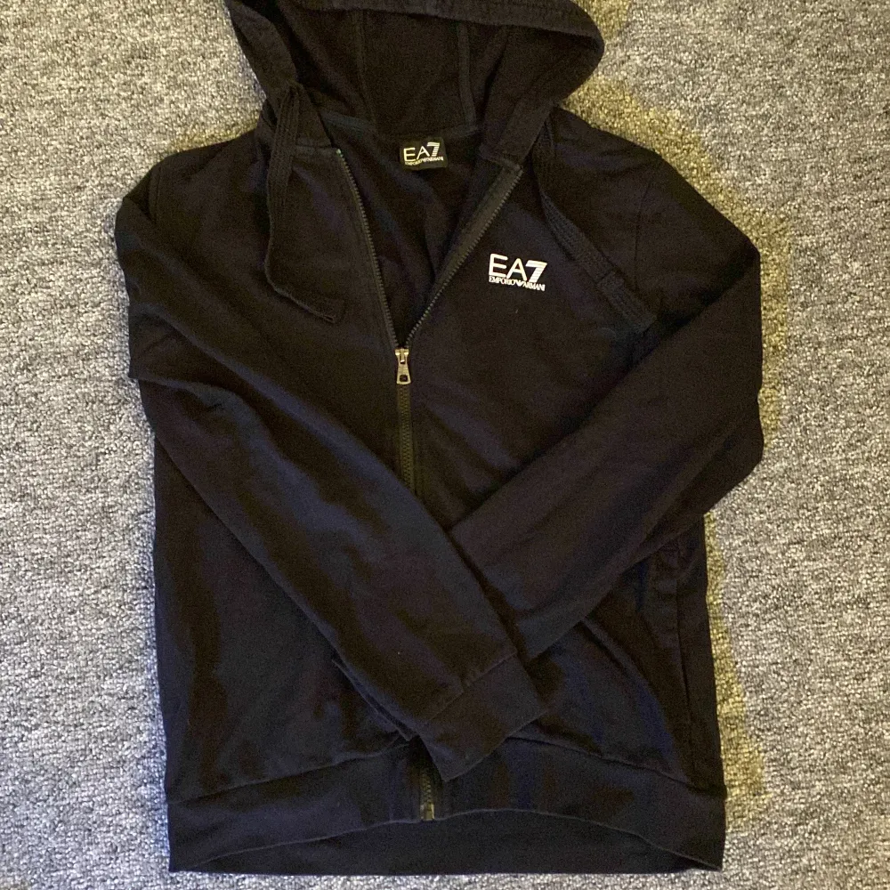 Säljer min EA7 hoodie den är väldigt bra skick och har använt den ett antal gånger, Ordinarie pris på den är 1399kr. Hoodies.