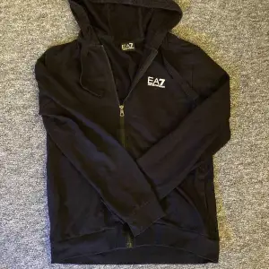 Säljer min EA7 hoodie den är väldigt bra skick och har använt den ett antal gånger, Ordinarie pris på den är 1399kr
