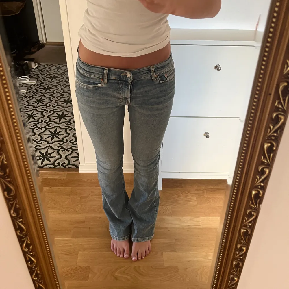Blåa, lågmidjade jeans med bootcut ifrån Gina Tricot. Knappt använda och så snygga!! 💕💕. Jeans & Byxor.