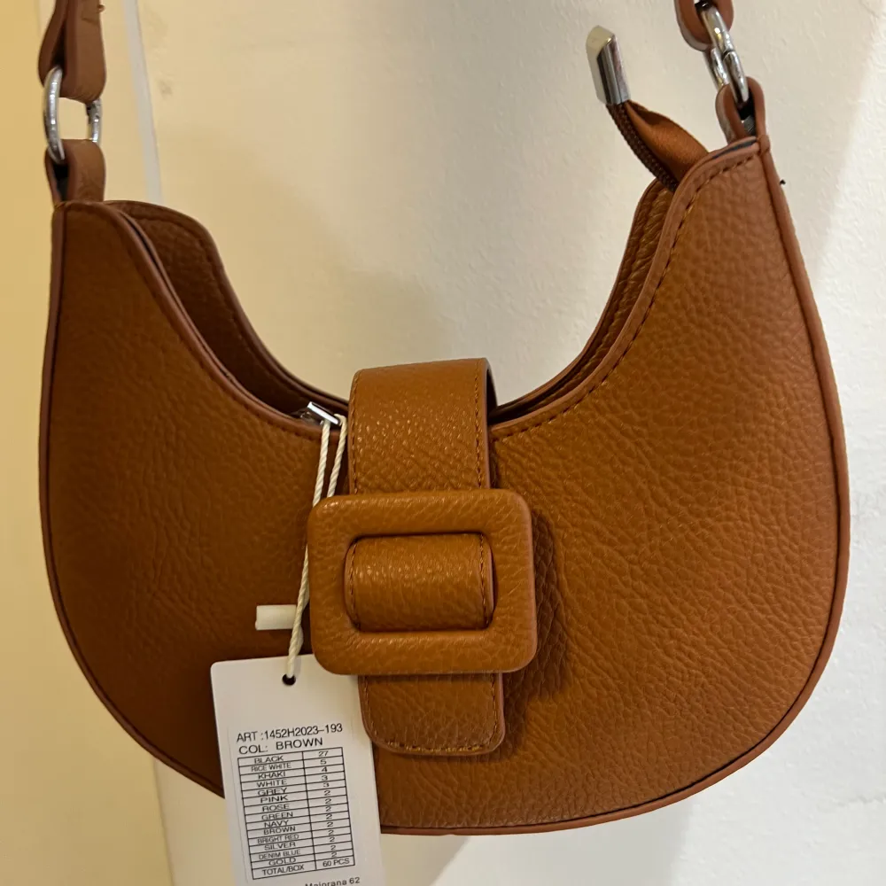 Fin trendig brun väska från en popup butik i Stockholm helt ny säljer för 250kr . Väskor.