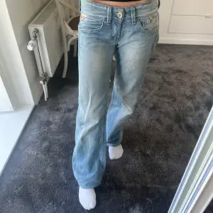 Helt perfekta lågmidjade raka jeans i såå fin ljusblå tvätt! Storlek w26 l32, jag är 166. Midjemått 36cm och innerbenet 74. Från Replay och i toppen skick🌟