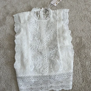 Spets topp - Jättesöt spets topp från only, helt oanvänd med lappen kvar. Köpte för 450 kr och säljer för 250💕 skriv om ni har frågor! 🩷