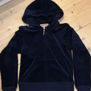 Jätteskön mörkblå juicy hoodie med velour💕, strl p/xs💗 tryck gärna på köp nu💕