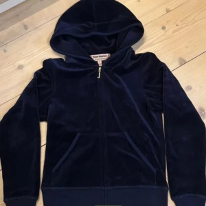 Juicy couture hoodie/zip up  - Jätteskön mörkblå juicy hoodie med velour, helt oandvänd alltså perfekt skick💕, strl p/xs💗 tryck gärna på köp nu💕