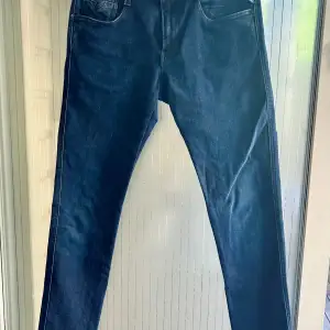 Säljer nu ett par Replay jeans modellen Anbass Forever Hyperflex strl. 30/34. Endast använda en gång och i nyskick. Rak modell & slum fit passform. 