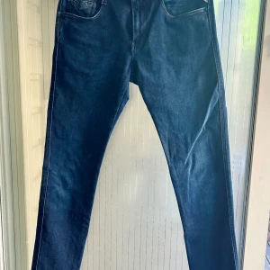 Replay Anbass Forever Hyperflex  - Säljer nu ett par Replay jeans modellen Anbass Forever Hyperflex strl. 30/34. Endast använda en gång och i nyskick. Rak modell & slum fit passform. 