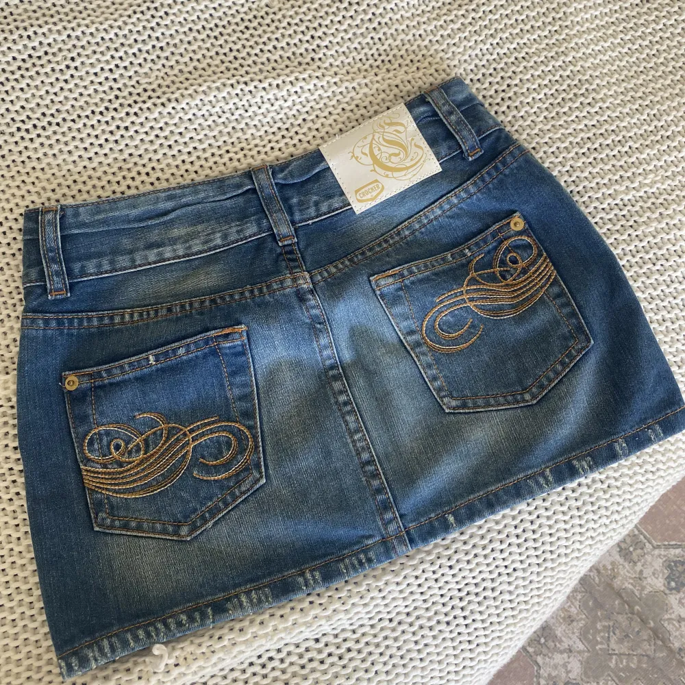 Minikjol i jeans från Crocker!🪩🌟 66 cm i midjan och 30 o längd!! Går ej under 250✨. Kjolar.