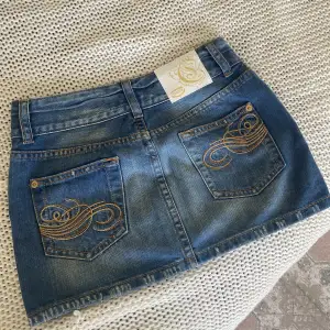 Minikjol i jeans från Crocker!🪩🌟 66 cm i midjan och 30 o längd!! Går ej under 250✨