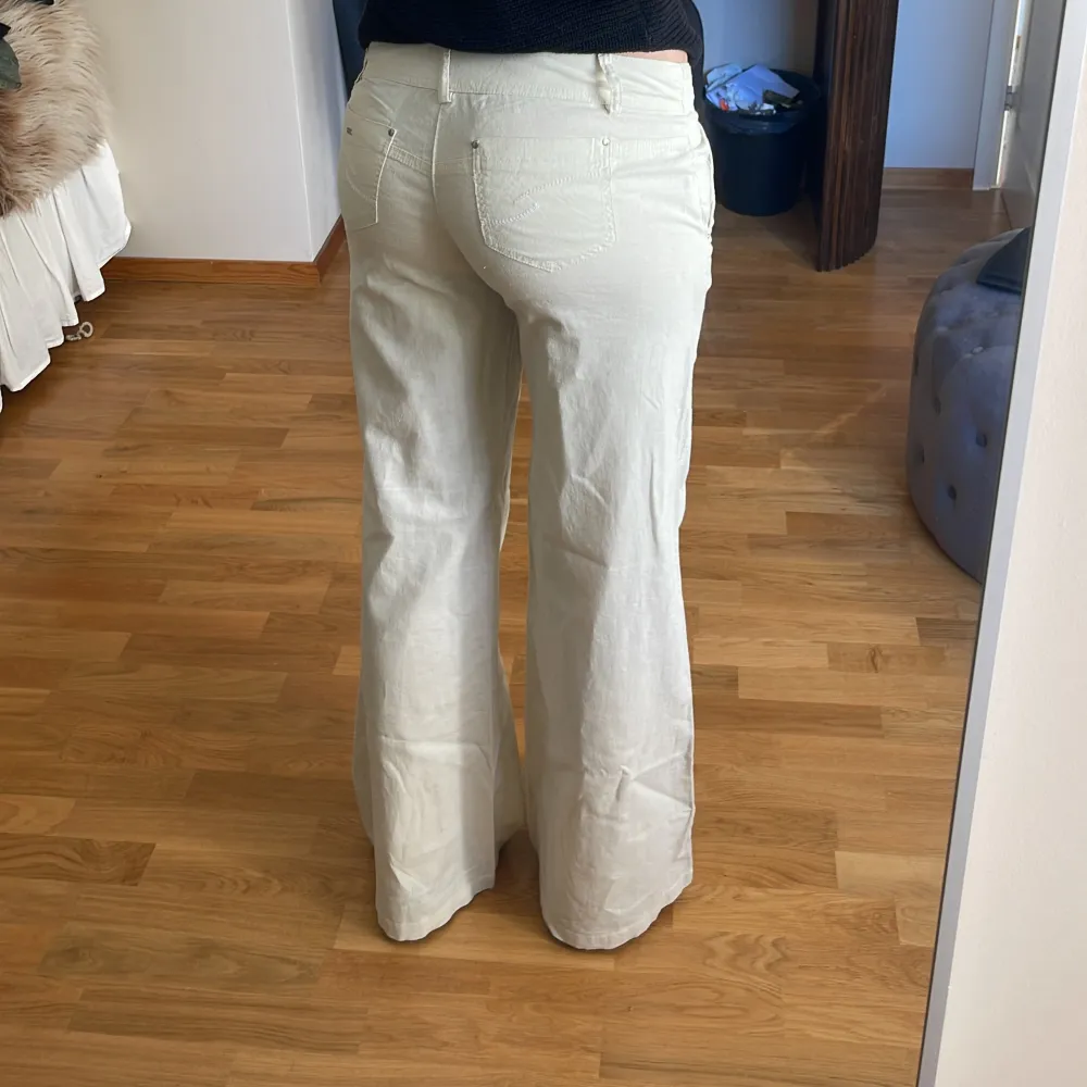 Sjukt snygga linnebyxor från Reporter😍helt nya med lapp kvar! Jag är 177cm. Midjemått: 42cm Innerben: va 82/83cm. Jeans & Byxor.