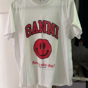 GANNI T-SHIRT - Säljer nu min ganni t-shirt då den tyvärr inte kommer till andvändning den är fortfarande i väldigt fint skick då jag bara har andvänt den ett fåtal gånger! Hör av er vid intresse eller fler bilder😊❤️Ny pris 965kr