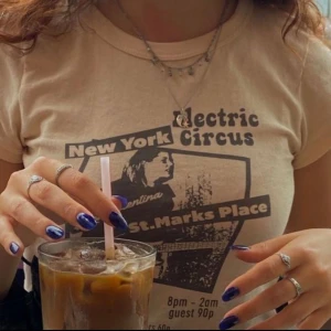 brandy t-shirt - jättefin topp från brandy melville! bra skick och inga defekter