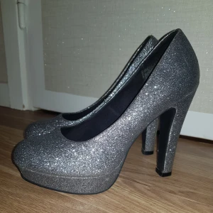Högklackat med glitter som inte fäller strl 37 - Högklackat med glitter som inte fäller strl 37