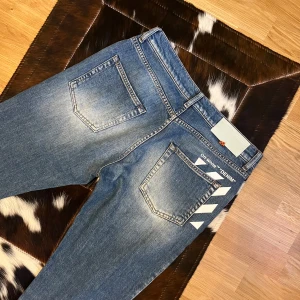Off white jeans  - Säljer dessa sjukt snygga off-white, klassiska ljusblåa slim fit jeansen👖  Storlek cirka 30, motsvarar S. Fler bilder eller frågor, bara att skicka pm!  103cm ytterbenslängs, 81 cm midja.  