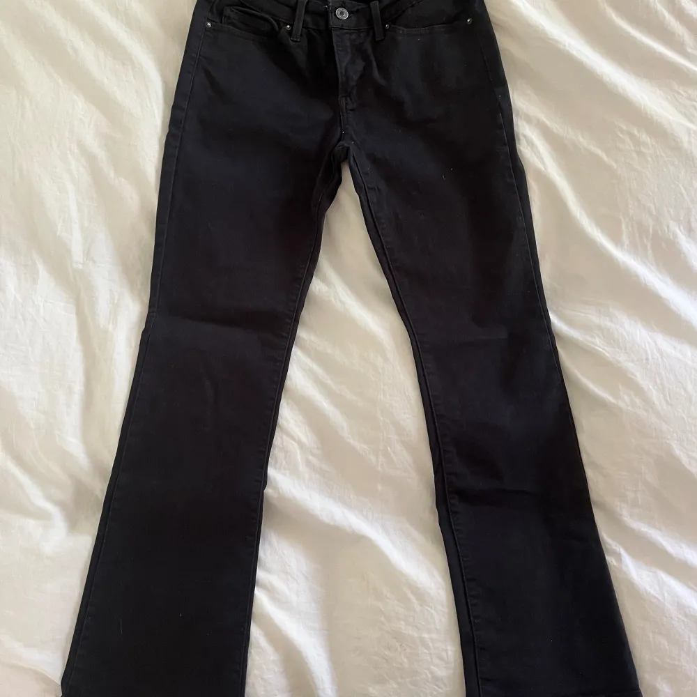 Levis 715 bootcut jeans i storlek 29💕 Super bra skick! Innerben:71cm midjemått tvärs över: 37cm benvidd: 22,5cm . Jeans & Byxor.