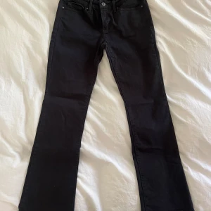 Levis utsvängda jeans - Levis 715 bootcut jeans i storlek 29💕 Super bra skick! Innerben:71cm midjemått tvärs över: 37cm benvidd: 22,5cm 