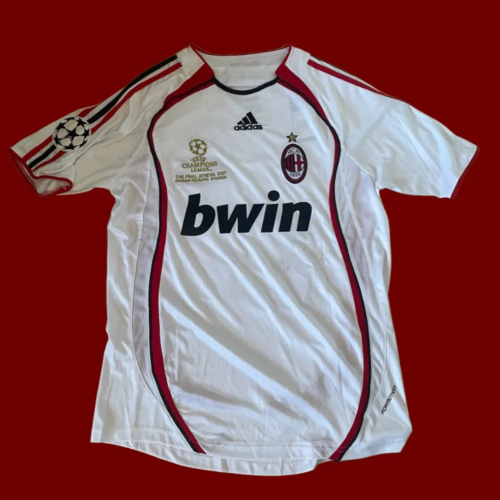 Helt ny AC Milan bortaställ 2006-2007 med kaká #22 på ryggen. Med CL 6# på armen och en valing CL badge på andra armen!. Sport & träning.