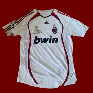 Helt ny AC Milan bortaställ 2006-2007 med kaká #22 på ryggen. Med CL 6# på armen och en valing CL badge på andra armen!
