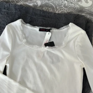 vit spetstopp - vit gullig spetstopp från romwe, endast testad, storlek S. Passar mig som är storlek xs/s 🤍🤍