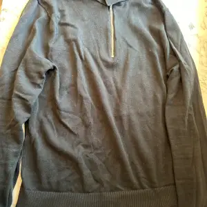 En fin svart riley zip tröja från brothers med storlek S. Använts ett par gånger men ser ut precis som ny. Perfekt att använda under sommaren då den inte är så tjock och sitter tajt på kroppen. 