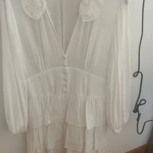 Vit klänning  - Jätte fin vit klänning med mycket detaljer, en volang vid kragen och volang där nere. V ringad och detaljer. Zara 