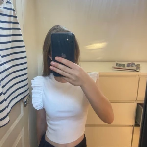 Söt topp från zara - Jättefin topp från Zara i jättefint skick. Hör av dig innan du  köper eller vid frågor💓 