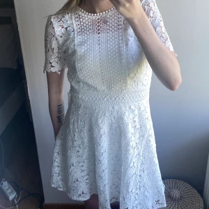 Vit studentklänning  - Jättefin vit studentklänning, köpt förra året men aldrig använd med lapp kvar då jag hitta en annan klänning istället💗