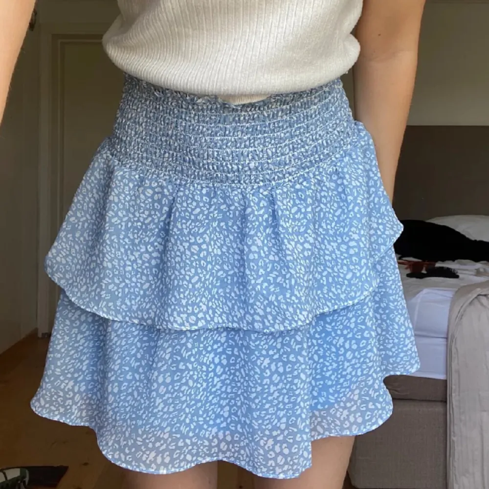 Fin kjol nu till sommaren🌸(inte min bild!!) skriv gärna för egna bilder💗betala gärna med swish. Kjolar.