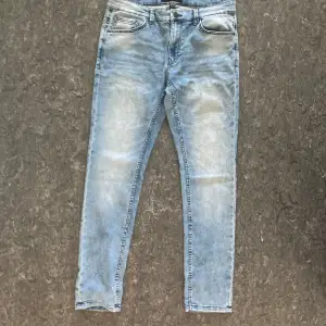  Jeans från New yorker i storlek 34/32. Använd 1-2 gånger. Mer frågor om den? Skriv utan tvekan :) 