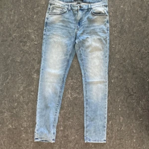 Jeans New yorker  -  Jeans från New yorker i storlek 34/32. Använd 1-2 gånger. Mer frågor om den? Skriv utan tvekan :) 