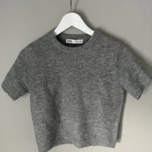Snygg stickad T-shirt köpt från ZARA för 270kr men säljer för 189 (pris kan diskuteras). Inga defekter då den knappt är använd.🥰 Kom privat vid eventuell frågor🩷
