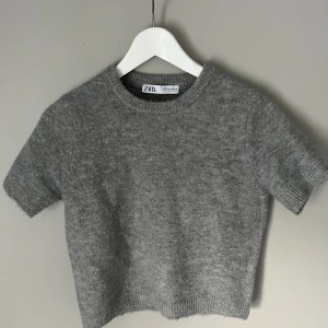 Zara Stickad T-Shirt - Snygg stickad T-shirt köpt från ZARA för 270kr men säljer för 189 (pris kan diskuteras). Inga defekter då den knappt är använd.🥰 Kom privat vid eventuell frågor🩷