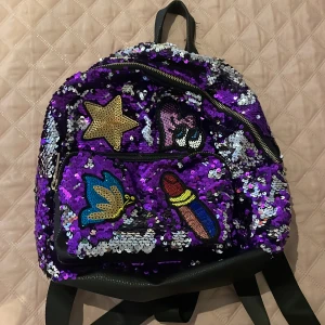 Glitter ryggsäck  - Glittrig fin väska där man kan ändra färg på paletterna, inga defekter förutom möjligtvis lite smutsig inuti