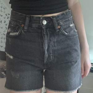 Snygga jeansshorts som jag säljer då jag inte längre har någon användning av dem. Är i storlek 34 och priset kan diskuteras ❤️