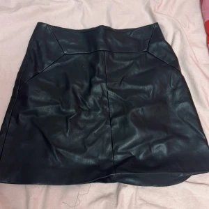 Skin kjol - Den ser skrynkligare ut på bilden, den är i jätte bra skick