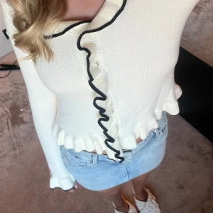 Kofta  - Jätte skön och fin kofta, vet dock inte vart den är ifrån eller storlek med passat mig som har s💕🥰