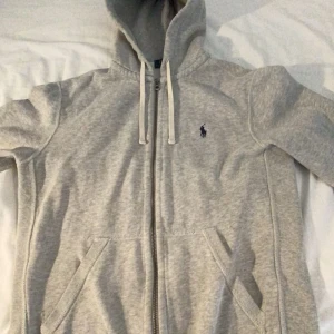 Ralph lauren zip - En Ralph lauren full zip. Nästan oanvänd, skick 9/10. Byten tas emot.