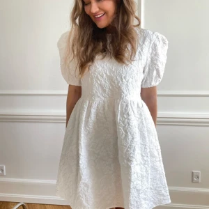 klänning - världens finaste klänning som tyvärr va lite för stor för mig💕💕 passar perfekt till student, skolavslutning