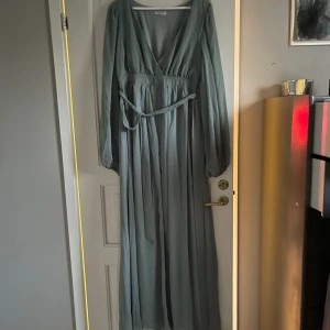 balklänning / långklänning  - endast provad, luftigt material med snörning runt midjan, slits i mitten fram  ganska lång så passar bra som balklänning  storlek L men skulle säga att den passar M nypris på bubbleroom - 1099kr 