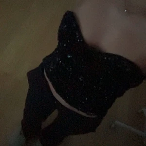 Glitter topp - Jättefin topp från Only i storlek M, men liten i storleken! Använd en gång. Skriv vid frågor eller för fler bilder☺️