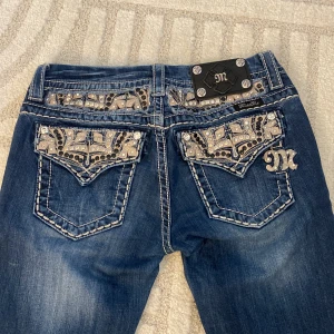 Miss me jeans  - Säljer dessa jätte fina lågmidjade bootcut miss me jeans då dom inte kommer till användning💕 skicket är perfekt förutom att det är lite upprivet vid foten midjemåttet är 38 cm och innerbenet är 78 cm💕💕