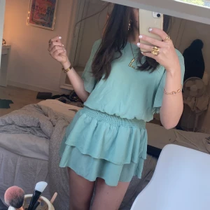 Klänning - En superfin turkos klänning med volanger 🩵 tyvärr lite för kort för mig (jag är 170) så behöver sälja den