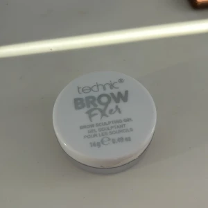 Ögonbryns gel  - Ögonbrynsgel från technic. Använd 1-2 ggr 