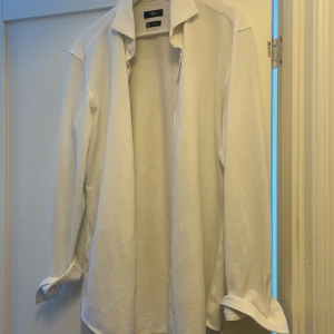vit skjorta Hugo boss - Luftigt material. Passar på sommaren Storlek 41  En medium skulle jag säga