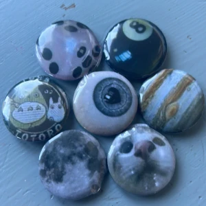 Pins - Pins gjorda av mig. De är inte helt perfekta därav det låga priset. Kan göra pins på beställning, båda ritade och med bilder men då blir priset något högre. Hör av dig om du har några frågor. 10kr styck eller alla 7 för 50kr + frakt
