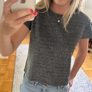 Glittrig t-shirt  - Silverglittrig t-shirt från Lindex som jag köpt för länge sedan och inte kommit till stor användning. Barnstorlek 146-152 men passar en xs-s. ❤️