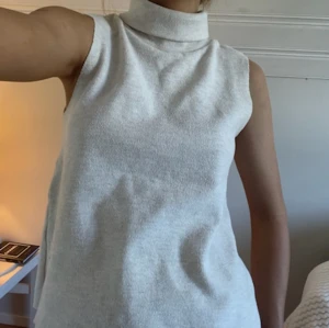 Zara topp - Ljusbeige topp från Zara! Knappt använd😊 Skriv för fler bilder eller frågor!❤️❤️