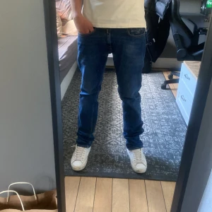 Replay jeans - Hej säljer dessa väldigt snygga Replay jeans i näst intill nyskick. Kvitto finns. Modellen är Rocco. Hör av er vid minsta fundering. 