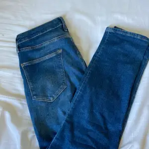 Ett par feta jack and jones jeans med en väldigt snygg tvätt. De sitter regular slim fit. Storlek 30/30. Jättefint skick. Kolla min profil för fler feta grejer.😁