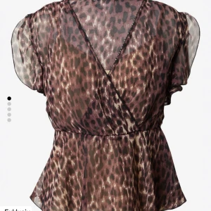 Leopard blus  - Säljer denna jättefina leopardblus då jag råkade beställa i fel storlek, skit snygg och som sagt aldrig använd då jag beställde fel storlek , perfekt till sommaren!💗🐆 OBS 250kr för snabba köpare‼️
